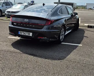 Hyundai Sonata noma. Komforta, Premium automašīna nomai Gruzijā ✓ Depozīts 300 GEL ✓ Apdrošināšanas iespējas: TPL, SCDW, FDW, Pasažieri, Krāpšana, Young.