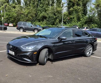 Hyundai Sonata 2020 automašīnas noma Gruzijā, iezīmes ✓ Benzīns degviela un 201 zirgspēki ➤ Sākot no 120 GEL dienā.