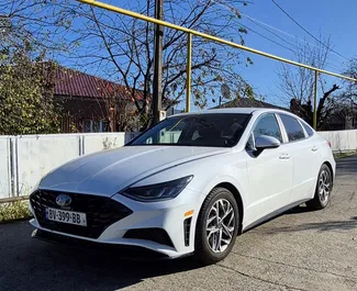 Vista frontal de um aluguel Hyundai Sonata em Kutaisi, Geórgia ✓ Carro #14106. ✓ Transmissão Automático TM ✓ 0 avaliações.