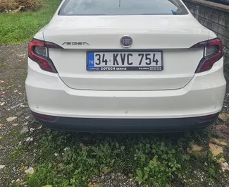 Přední pohled na pronájem Fiat Egea na letišti Dalaman, Turecko ✓ Auto č. 15281. ✓ Převodovka Manuální TM ✓ Recenze 0.