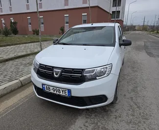 Frontvisning af en udlejnings Dacia Sandero i Tirana lufthavn, Albanien ✓ Bil #15392. ✓ Manual TM ✓ 0 anmeldelser.