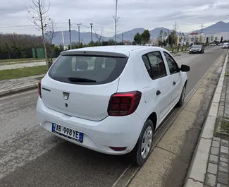 Diesel 1,5L motor af Dacia Sandero 2019 til udlejning i Tirana lufthavn.