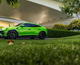 Najem avtomobila Lamborghini Urus 2025 v v ZAE, z značilnostmi ✓ gorivo Bencin in 657 konjskih moči ➤ Od 2580 AED na dan.