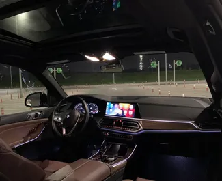 Aluguel de carro BMW X5 2022 no Azerbaijão, com ✓ combustível Gasolina e 340 cavalos de potência ➤ A partir de 255 AZN por dia.