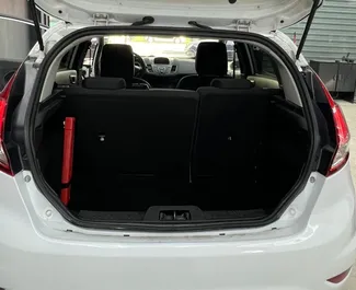 Ford Fiesta 2016 مع نظام محرك الأقراص الأمامي، متاحة في في مطار تيرانا.