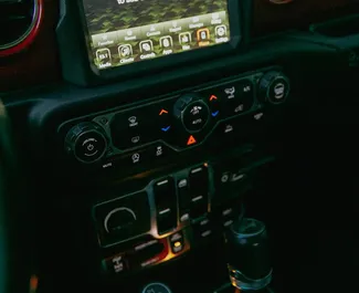 트빌리시에서에서 대여 가능한 디젤 3.0L 엔진의 Jeep Wrangler Rubicon 2022.