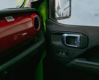 무제한의 주행 제한이 있는 트빌리시에서에서 대여 가능한 Jeep Wrangler Rubicon 2022.