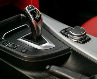 Interiér BMW 430i Cabrio k pronájmu v Gruzii. Skvělé auto s 5 sedadly a převodovkou Automatické.