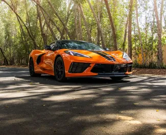 Chevrolet Corvette 2025 tillgänglig för uthyrning i Dubai, med en körsträckegräns på 250 km/dag.