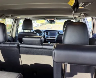 Interiøret til Toyota Highlander til leie i Georgia. En flott 7-seters bil med Automatisk-gir.