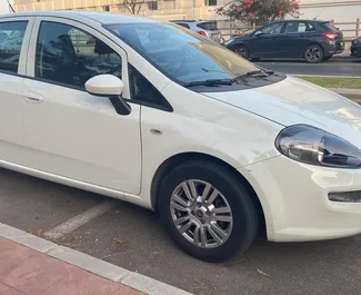 Kiralık bir Fiat Punto Benalmadena'da, İspanya ön görünümü ✓ Araç #15294. ✓ Manuel TM ✓ 0 yorumlar.