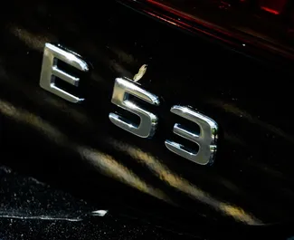 Interior de Mercedes-Benz E53 AMG para alquilar en los EAU. Un gran coche de 4 plazas con transmisión Automático.