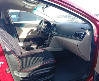 아제르바이잔에서에서 대여 가능한 Hyundai Elantra의 인테리어. 자동 변속기가 장착된 멋진 5인승 차량입니다.
