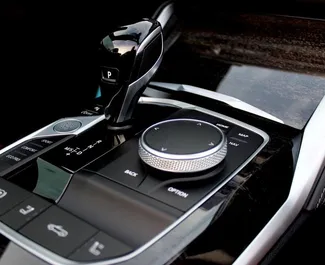 BMW 420i Cabrio 2023 متاحة للإيجار في في دبي، مع حد أقصى للمسافة 250 كم/يوم.