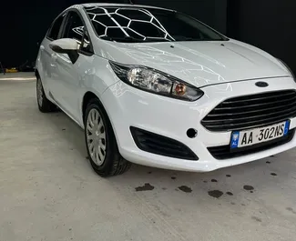 داخلية Ford Fiesta للإيجار في في ألبانيا. سيارة رائعة بـ 5 مقاعد وناقل حركة أوتوماتيكي.