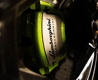 Notranjost Lamborghini Urus za najem v v ZAE. Odličen avtomobil s 5 sedeži in Samodejno menjalnikom.