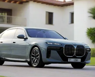 واجهة أمامية لسيارة إيجار BMW 735i في في دبي, الإمارات العربية المتحدة ✓ رقم السيارة 15325. ✓ ناقل حركة أوتوماتيكي ✓ تقييمات 0.