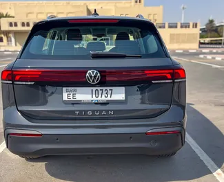 Interiøret til Volkswagen Tiguan til leie i De Forente Arabiske Emirater. En flott 5-seters bil med Automatisk-gir.
