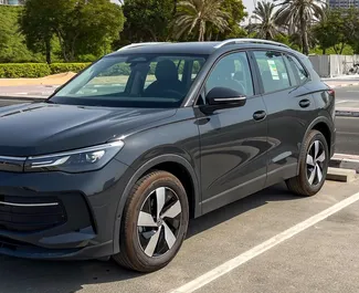 Volkswagen Tiguan 2025 tilgjengelig for leie i Dubai, med 150 km/dag kilometergrense.