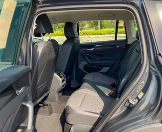 Frontvisning av en leiebil Volkswagen Tiguan i Dubai, De Forente Arabiske Emirater ✓ Bil #12264. ✓ Automatisk TM ✓ 0 anmeldelser.