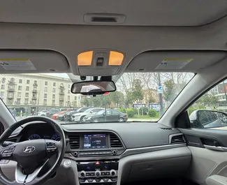 Bensin 2,0L-motoren til Hyundai Elantra 2019 for utleie i Tbilisi.