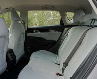 Geely Coolray 2026, Dubai'de için kiralık, Günlük 200 km kilometre sınırı ile.