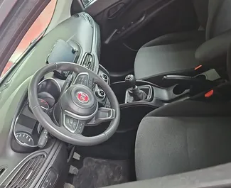 在 在土耳其 租赁 Fiat Egea 2024 汽车，特点包括 ✓ 使用 Petrol 燃料和 95 马力 ➤ 起价 24 USD 每天。