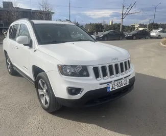 租赁 Jeep Compass 的正面视图，在第比利斯, 格鲁吉亚 ✓ 汽车编号 #15306。✓ Automatic 变速箱 ✓ 1 评论。