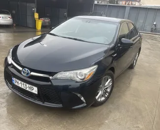 Frontvisning af en udlejnings Toyota Camry i Tbilisi, Georgien ✓ Bil #15317. ✓ Automatisk TM ✓ 0 anmeldelser.
