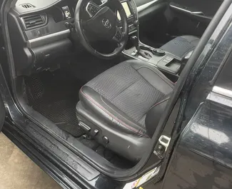 Toyota Camry udlejning. Komfort, Premium Bil til udlejning i Georgien ✓ Uden depositum ✓ TPL, CDW, FDW, Ung forsikringsmuligheder.