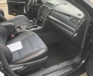 Hybrid 2,5L motor af Toyota Camry 2016 til udlejning i Tbilisi.