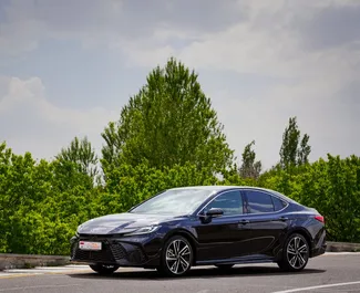 Priekinė automobilio, kurį nuomojate Toyota Camry Jerevane, Armėnija vaizdas ✓ Automobilis #15308. ✓ Pavarų dėžė Automatinis TM ✓ Atsiliepimai 0.