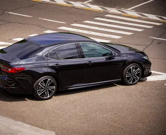 Toyota Camry 2024 galimas nuomai Jerevane, su neribotas kilometrų apribojimu.