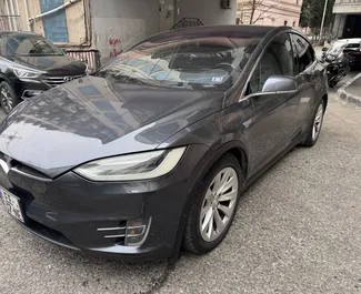 Interiören av Tesla Model-X för uthyrning i Georgien. En fantastisk 8-sitsig bil med en Automatisk växellåda.