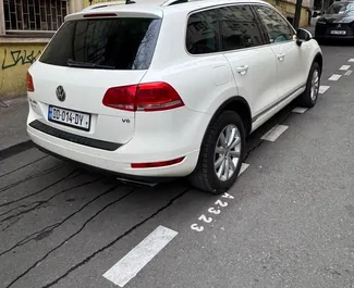 Frontansicht eines Mietwagens Volkswagen Touareg in Tiflis, Georgien ✓ Auto Nr.15275. ✓ Automatisch TM ✓ 0 Bewertungen.