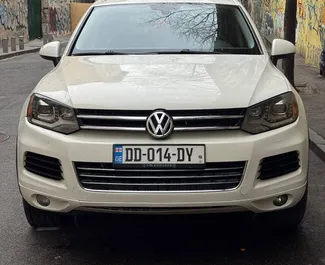 Volkswagen Touareg 2013 zur Miete verfügbar in Tiflis, mit Kilometerbegrenzung unbegrenzte.