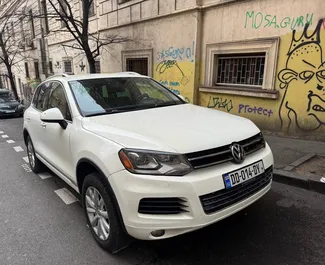 Innenraum von Volkswagen Touareg zur Miete in Georgien. Ein großartiges 5-Sitzer Fahrzeug mit Automatisch Getriebe.