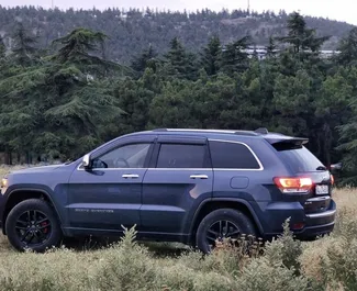Vista frontal de um aluguel Jeep Grand Cherokee em Tbilisi, Geórgia ✓ Carro #15276. ✓ Transmissão Automático TM ✓ 0 avaliações.