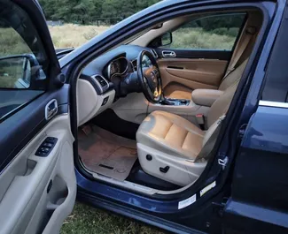 Aluguel de Jeep Grand Cherokee. Carro Conforto, Premium, SUV para Alugar na Geórgia ✓ Depósito de 300 GEL ✓ Opções de seguro: TPL.