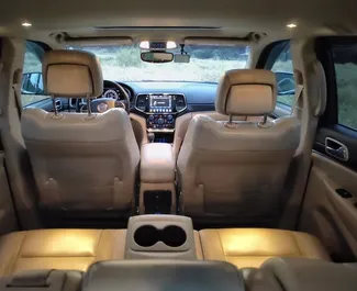 Jeep Grand Cherokee 2020 disponível para alugar em Tbilisi, com limite de quilometragem de ilimitado.