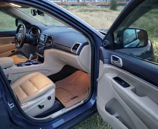 Interior do Jeep Grand Cherokee para aluguer na Geórgia. Um excelente carro de 5 lugares com transmissão Automático.