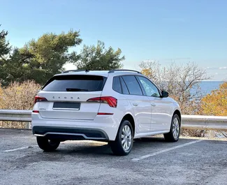 Skoda Kamiq salono nuoma Juodkalnijoje. Puikus 5 sėdimų vietų automobilis su Automatinis pavarų dėže.