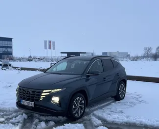 Vista frontal de un Hyundai Tucson de alquiler en Belgrado, Serbia ✓ Coche n.º 15303. ✓ Automático TM ✓ 0 opiniones.