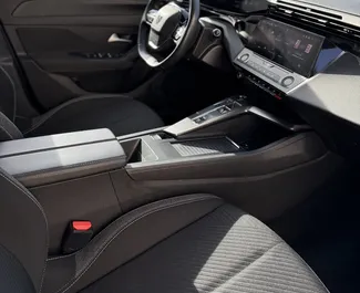 Peugeot 308 interjers nomai Melnkalnē. Lieliska 5 sēdvietu mašīna ar Automātiskais pārnesumu kārbu.