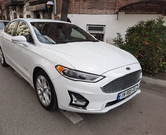 Priekinė automobilio, kurį nuomojate Ford Fusion Sedan Tbilisyje, Gruzija vaizdas ✓ Automobilis #15307. ✓ Pavarų dėžė Automatinis TM ✓ Atsiliepimai 0.