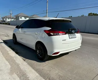 Toyota Yaris 2020 dostupné na prenájom v na letisku Bangkok Suvarnabhumi, s limitom kilometrov neobmedzené.