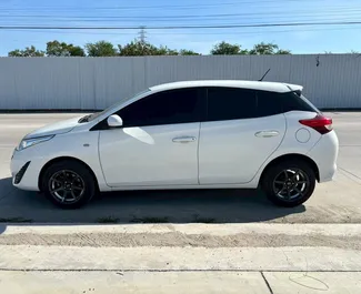 Interiér Toyota Yaris na prenájom v v Thajsku. Skvelé auto so sedadlami pre 5 osôb s prevodovkou Automatické.