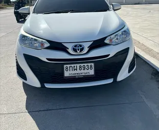 Predný pohľad na prenajaté auto Toyota Yaris v na letisku Bangkok Suvarnabhumi, Thajsko ✓ Auto č. 15336. ✓ Prevodovka Automatické TM ✓ Hodnotenia 0.