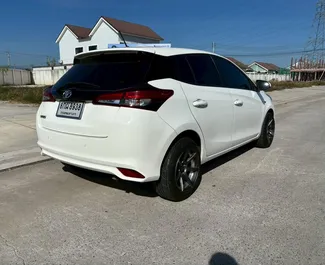 Prenájom Toyota Yaris. Auto typu Ekonomická, Komfort na prenájom v v Thajsku ✓ Vklad 20000 THB ✓ Možnosti poistenia: SCDW, Young.
