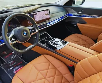 داخلية BMW 735i للإيجار في في الإمارات العربية المتحدة. سيارة رائعة بـ 5 مقاعد وناقل حركة أوتوماتيكي.